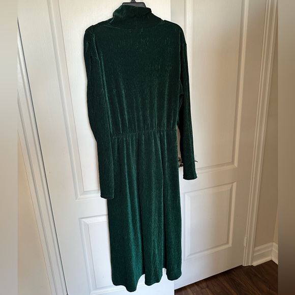 Green velvet long sleeve dress - Picture 2 of 4